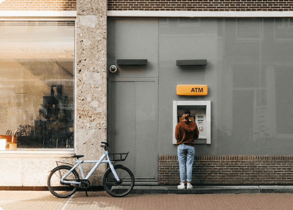 Comment économiser sur les frais de transaction étrangère et de guichet automatique : Ma stratégie à deux cartes